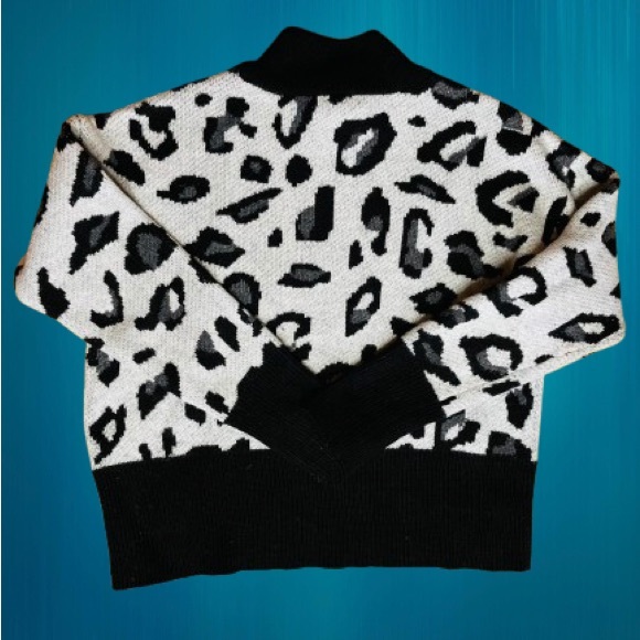 🌞3/$18🌞Design Store Sz M Black and Gray Animal/Leopard Print Sweater - Picture 2 of 2